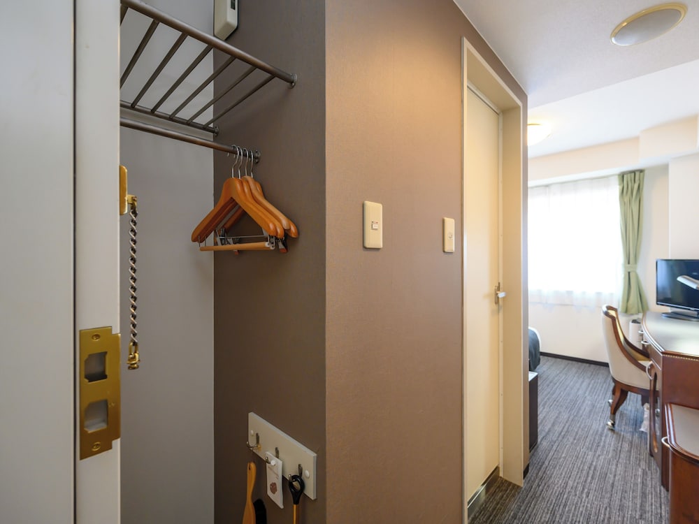 Queen Economy Room photo 3