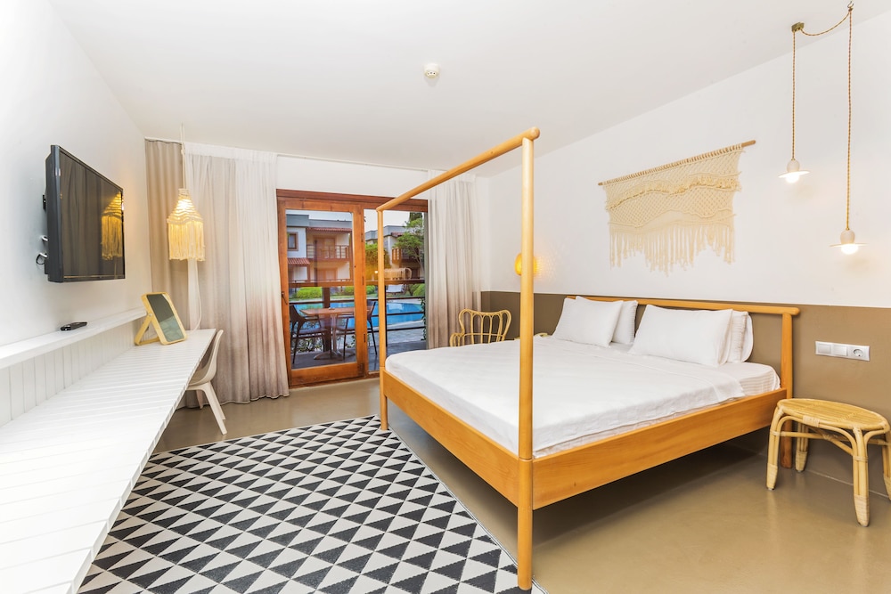 Deluxe Room, 1 King Bed, Balcony, Pool View photo 1