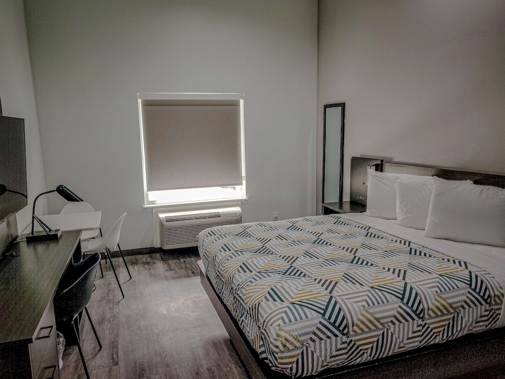 Deluxe Room, 1 King Bed, Non Smoking, Kitchenette - Photo 2