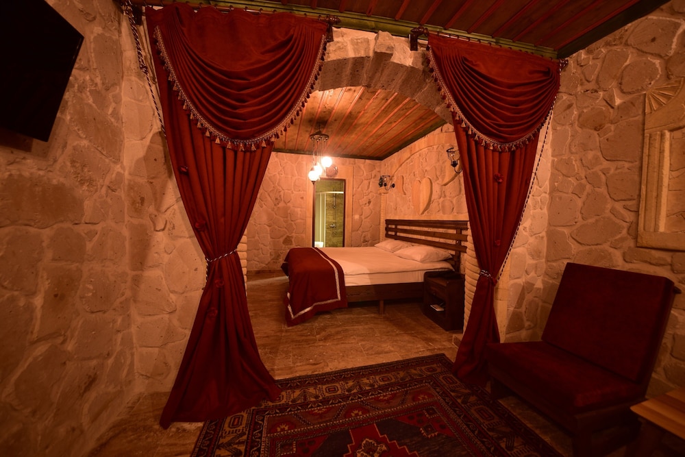 Honeymoon Room, Jetted Tub, City View - Photo 2