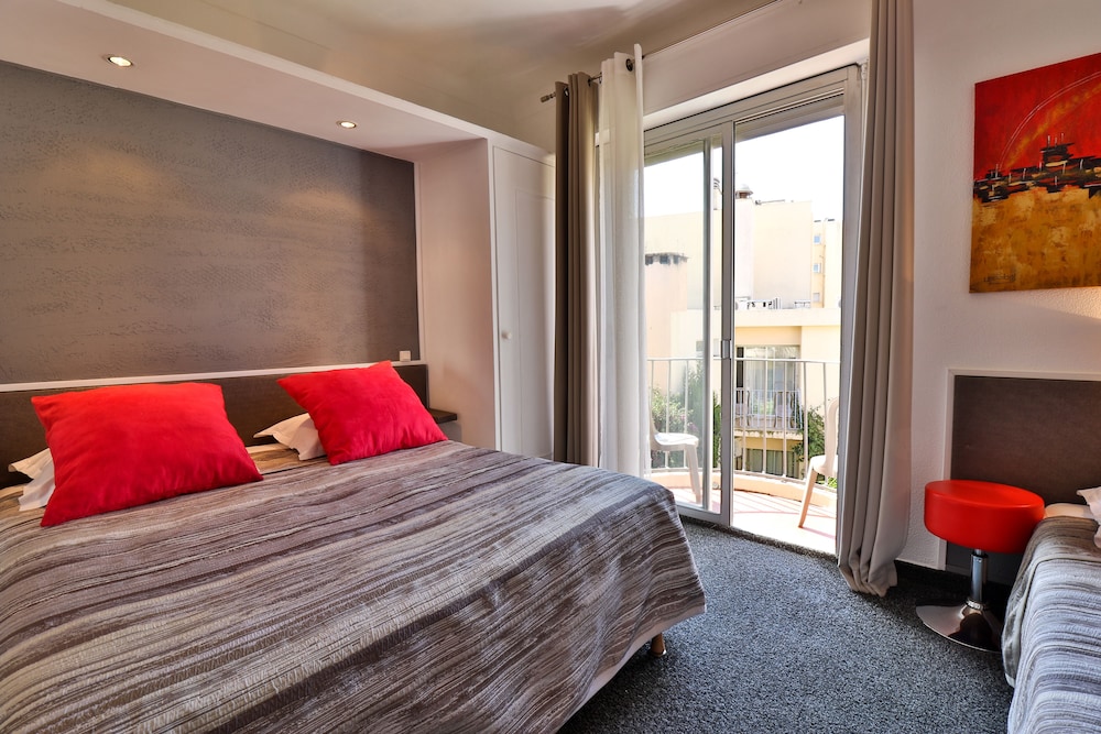 Superior Triple Room, Balcony - Photo 2