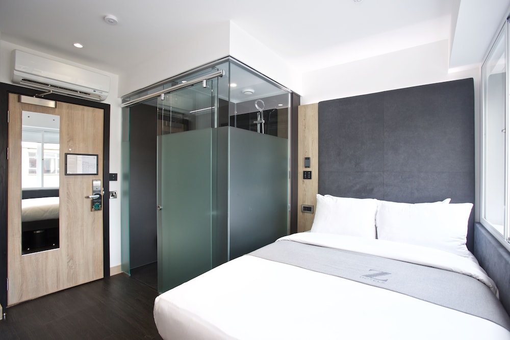 Queen Room photo 1