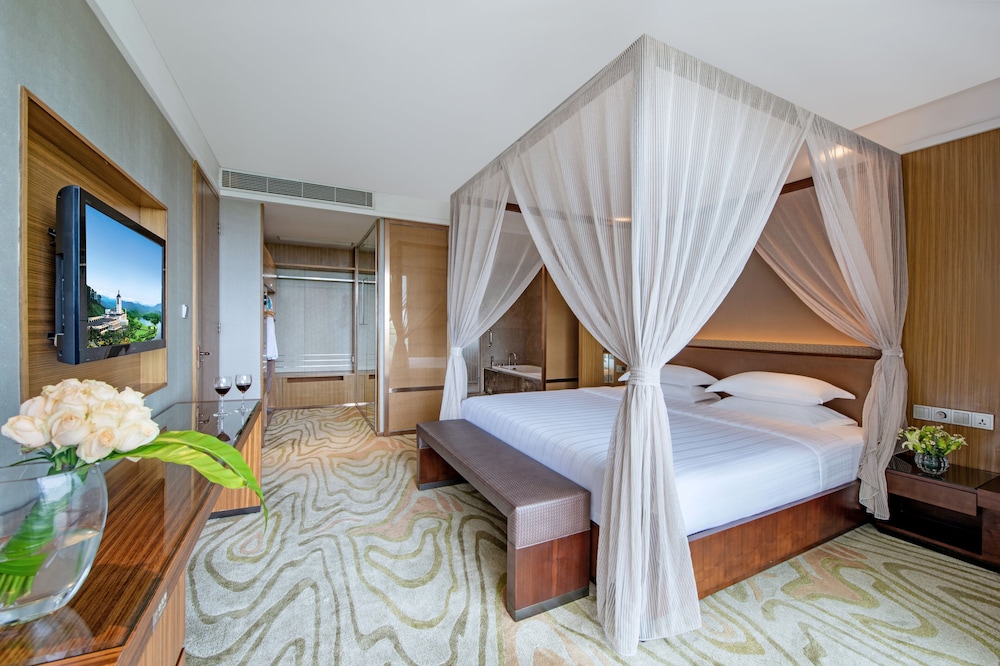 Grande Deluxe Suite With Lake View - Photo 1