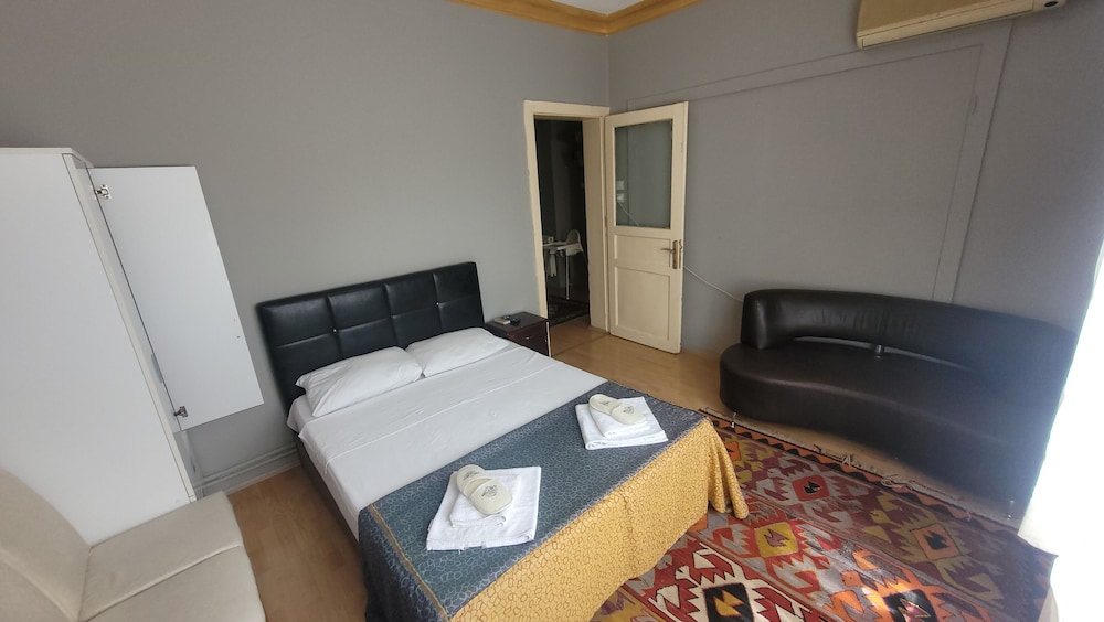 Three Bedroom Apartment - Annex Building photo 2