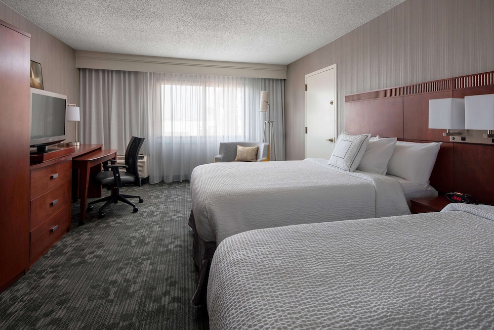 Suite, Multiple Beds (Balcony Poolview)