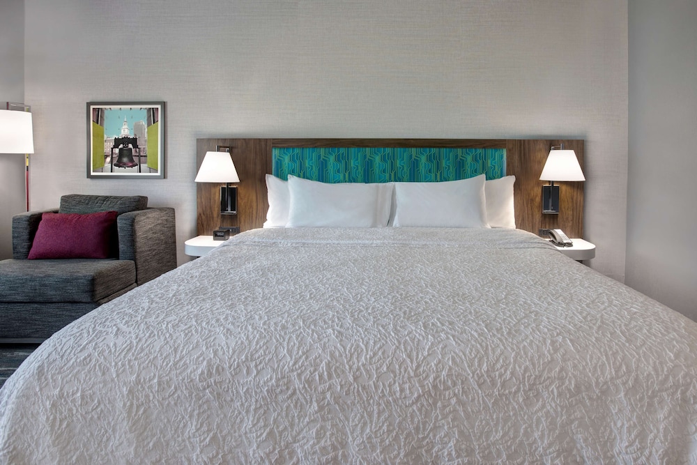 Room, 1 King Bed, Refrigerator & Microwave - Photo 6