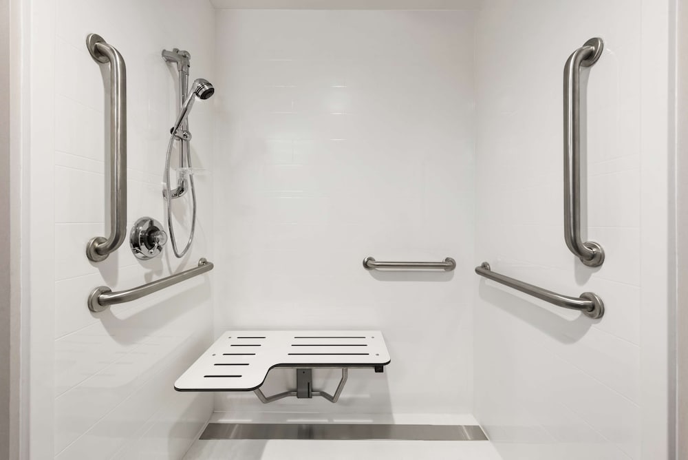 Room, 1 King Bed, Accessible, Non Smoking - Photo 3