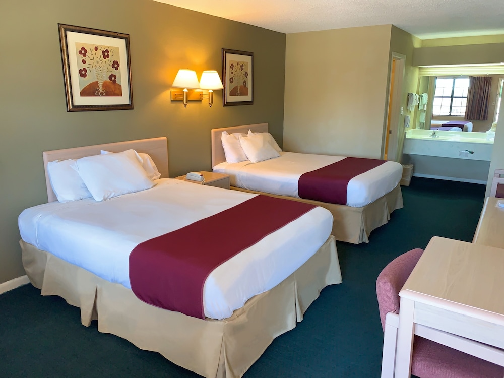 Room, 2 Queen Beds, Smoking - Photo 4