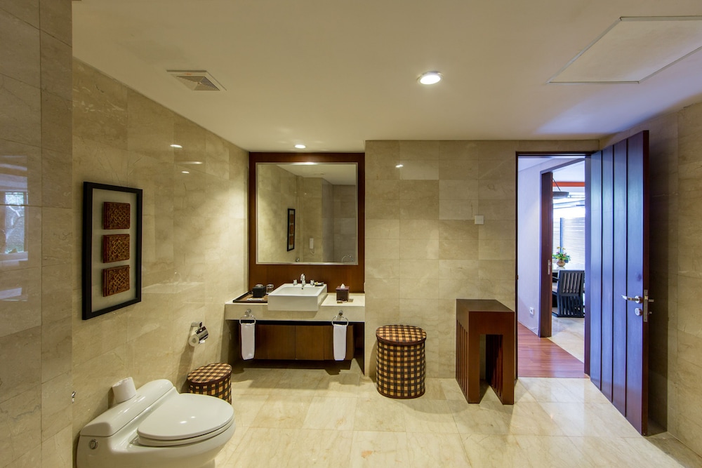 One Bedroom Suite Pool View - Photo 2
