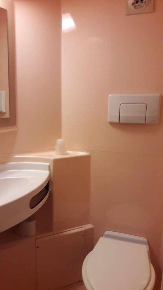 Standard Room, 3 Twin Beds - Photo 7