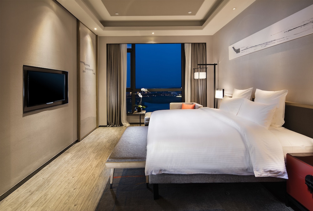 Deluxe Room, 1 King Bed, Lake View photo 2