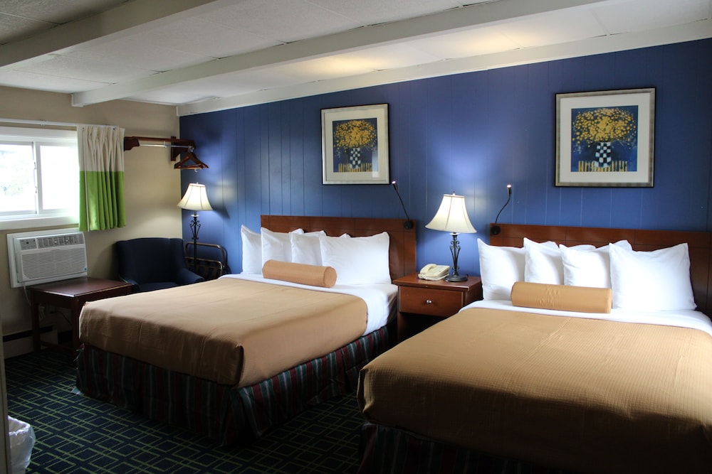 Room, 2 Queen Beds, Non Smoking, Refrigerator & Microwave - Photo 8