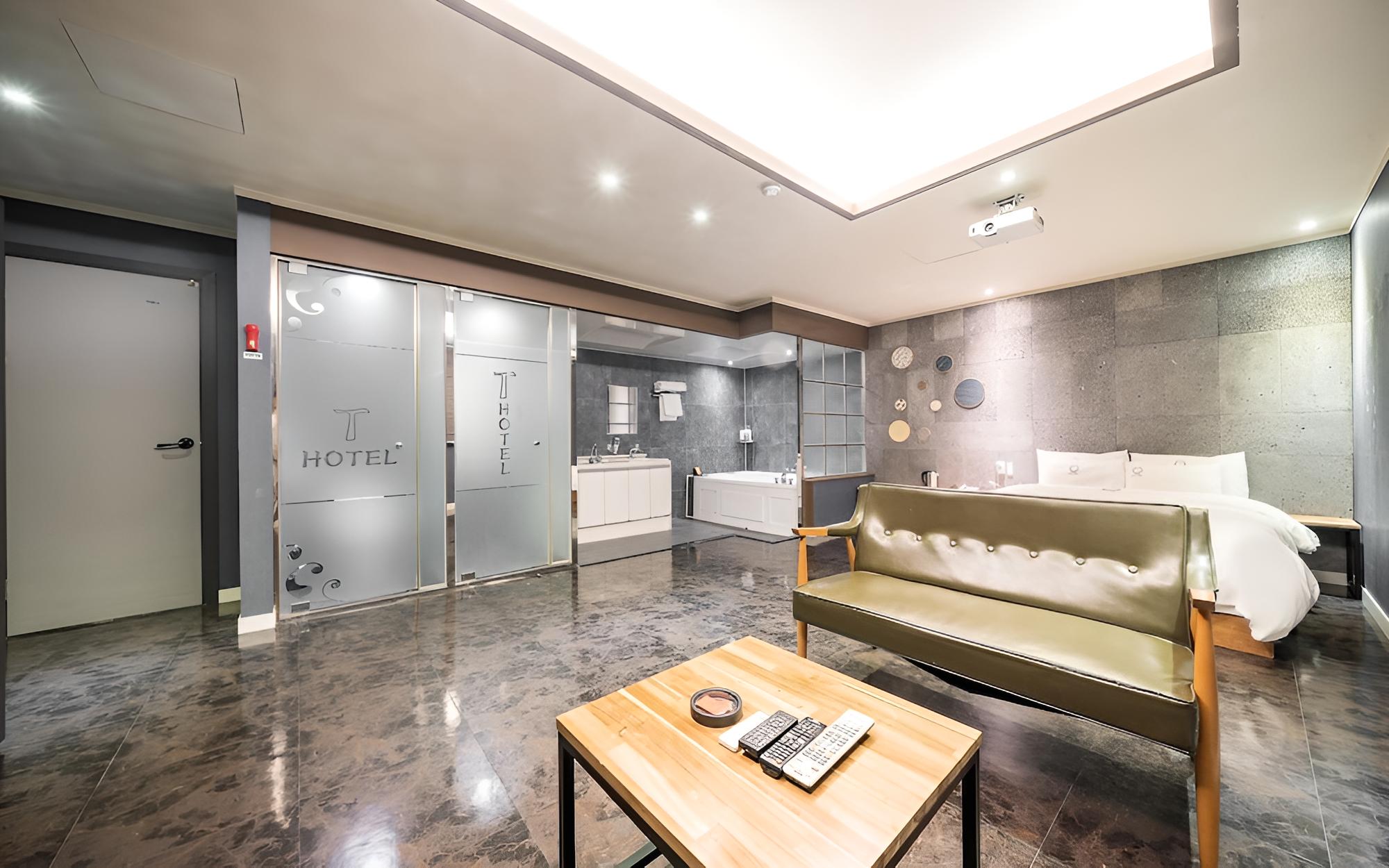 Room (VIP Cinema A (Netflix Wave Disney+ av) - Photo 1
