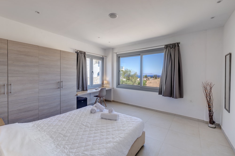 Deluxe Studio Suite, 1 King Bed, Private Bathroom, Sea Facing