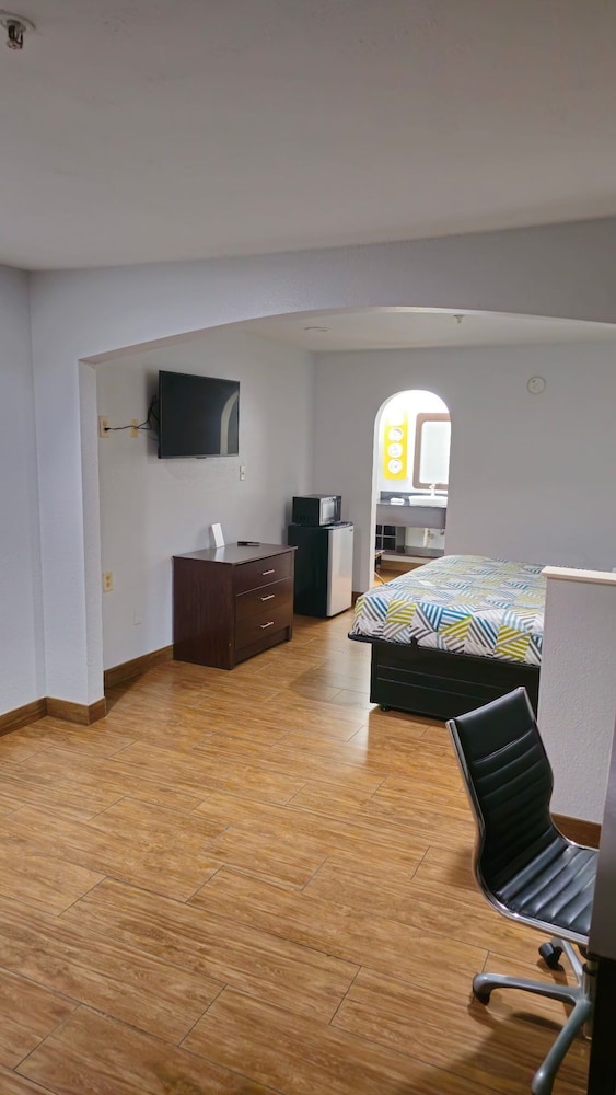 Deluxe Room, 1 King Bed, Smoking - Photo 8