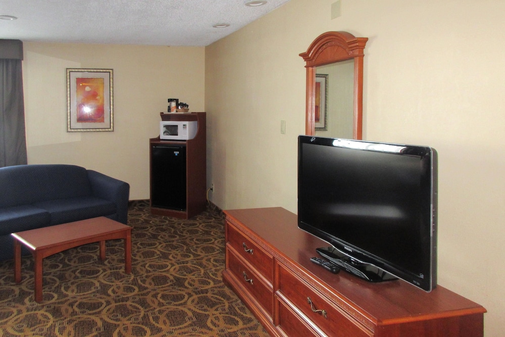 2 King Bed Suite With Sofabed Non Smoking - Photo 3