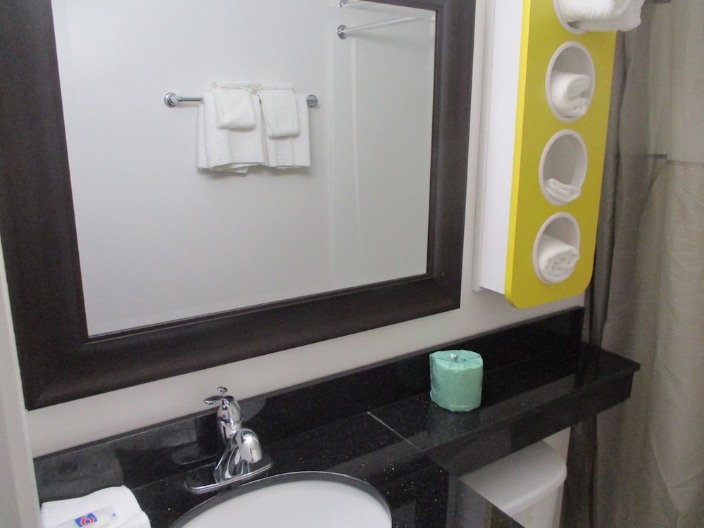 Deluxe Room, 1 Queen Bed, Non Smoking, Refrigerator & Microwave - Photo 5