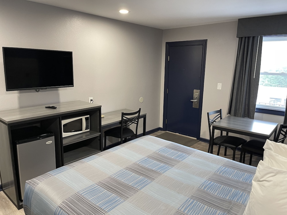 Standard Room, 1 Queen Bed photo 3