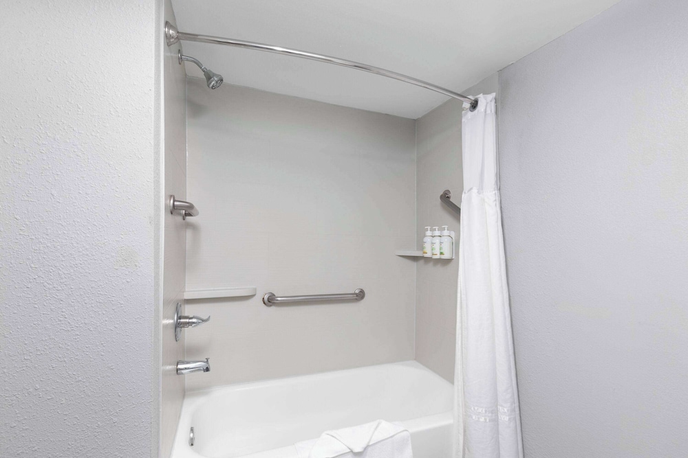 Standard Room, 2 Queen Beds - Photo 2