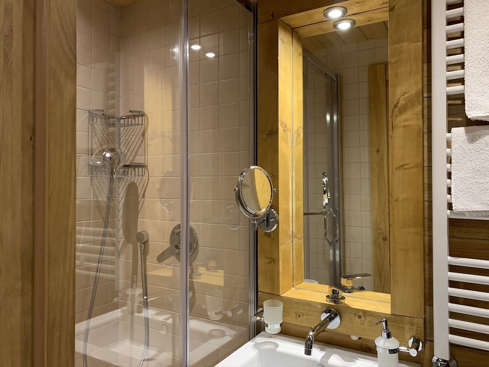 Deluxe Suite - Photo 17
