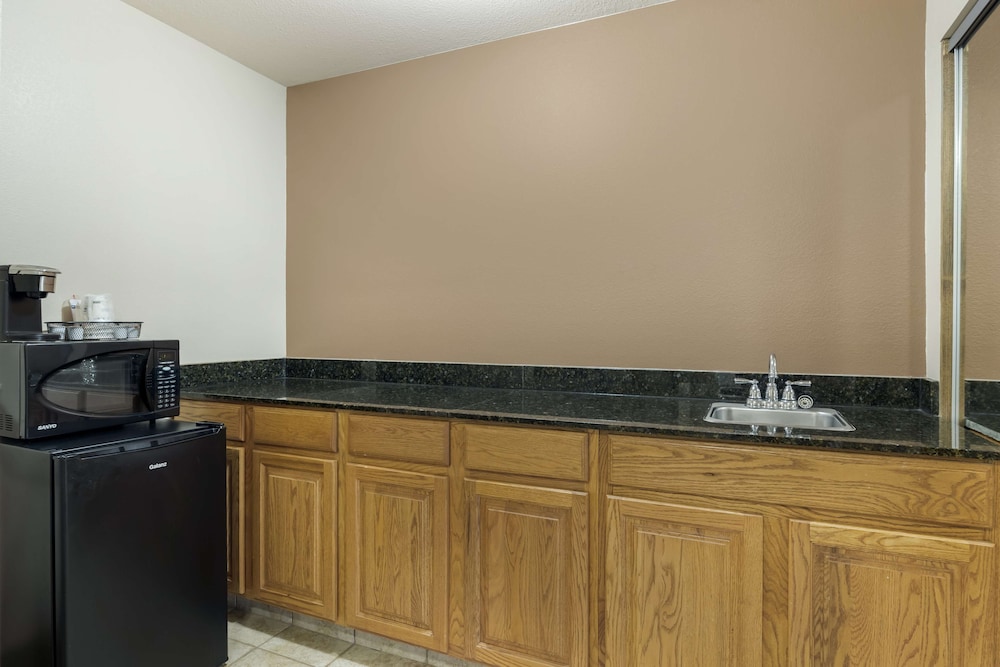 Executive Suite, 1 King Bed, Non Smoking, Refrigerator & Microwave - Photo 4