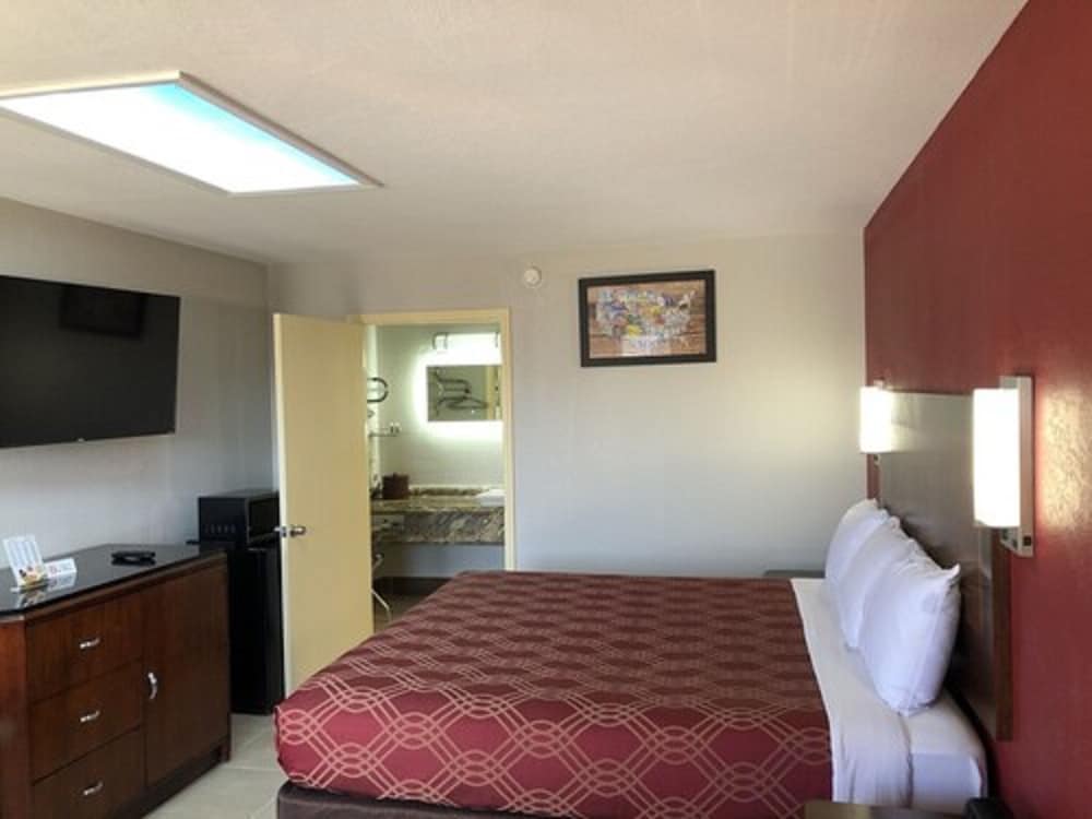 Standard Room, 1 King Bed, Non Smoking - Photo 1