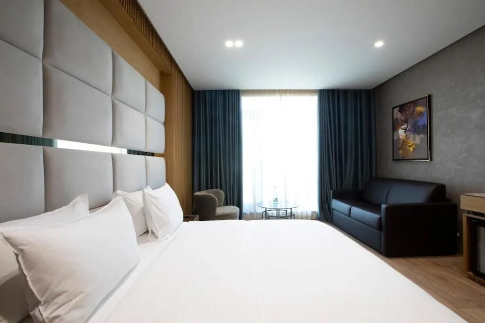 Deluxe Double Room, 1 King Bed with Sofa bed photo 3
