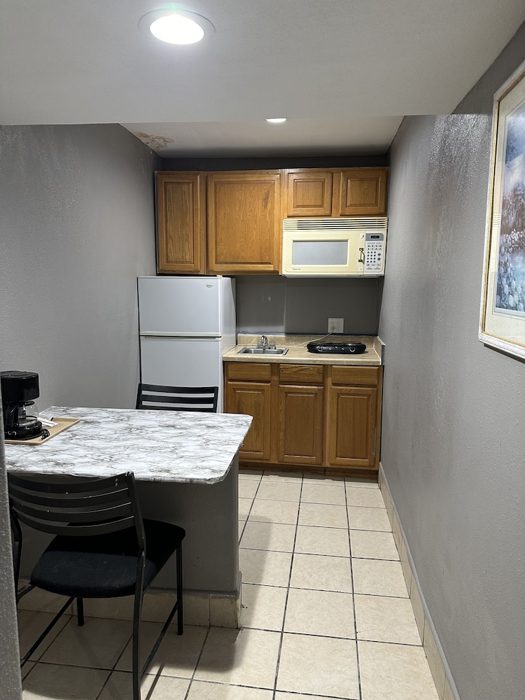 Suite, 1 Queen Bed, Non Smoking, Kitchen - Photo 3