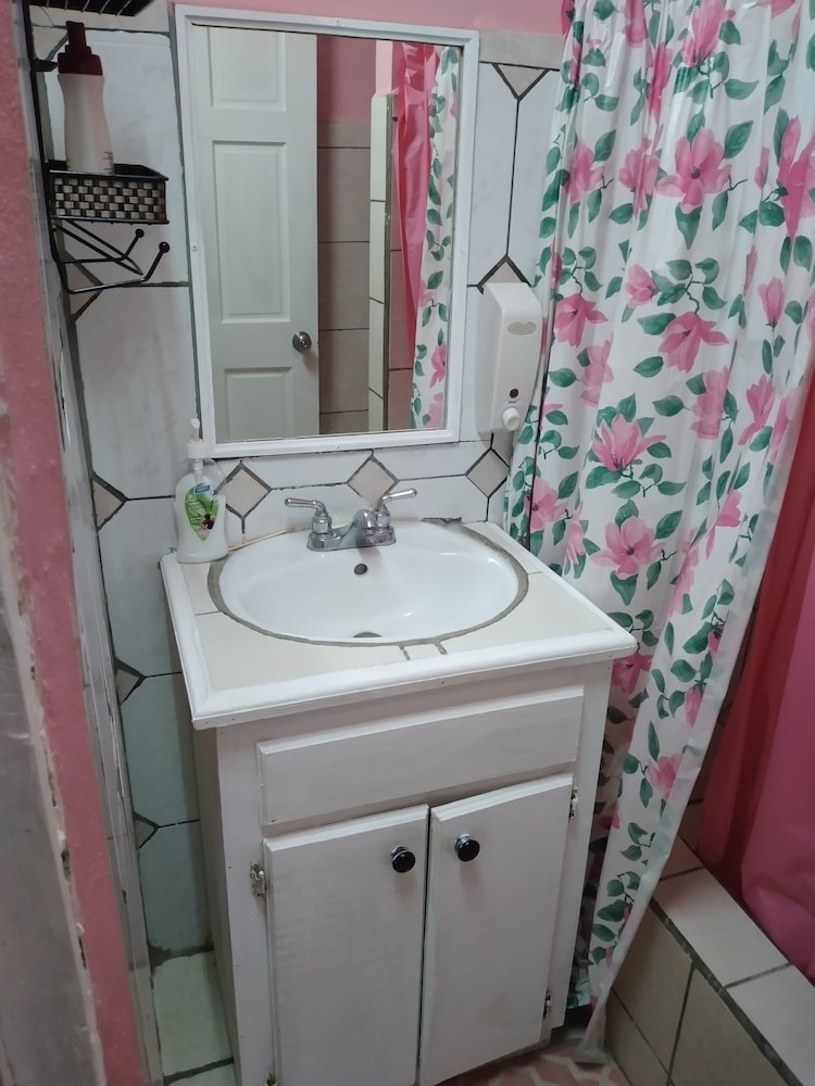 Basic Double Room, 1 Queen Bed photo 3