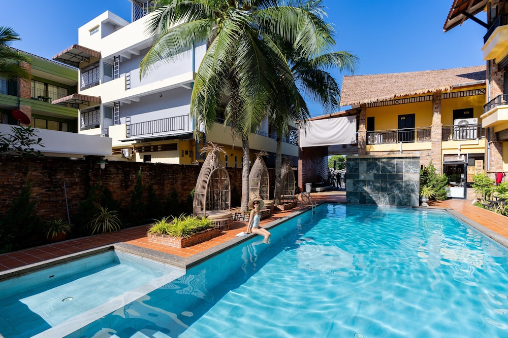 Deluxe Room, 2 Twin Beds, Pool View - Photo 4