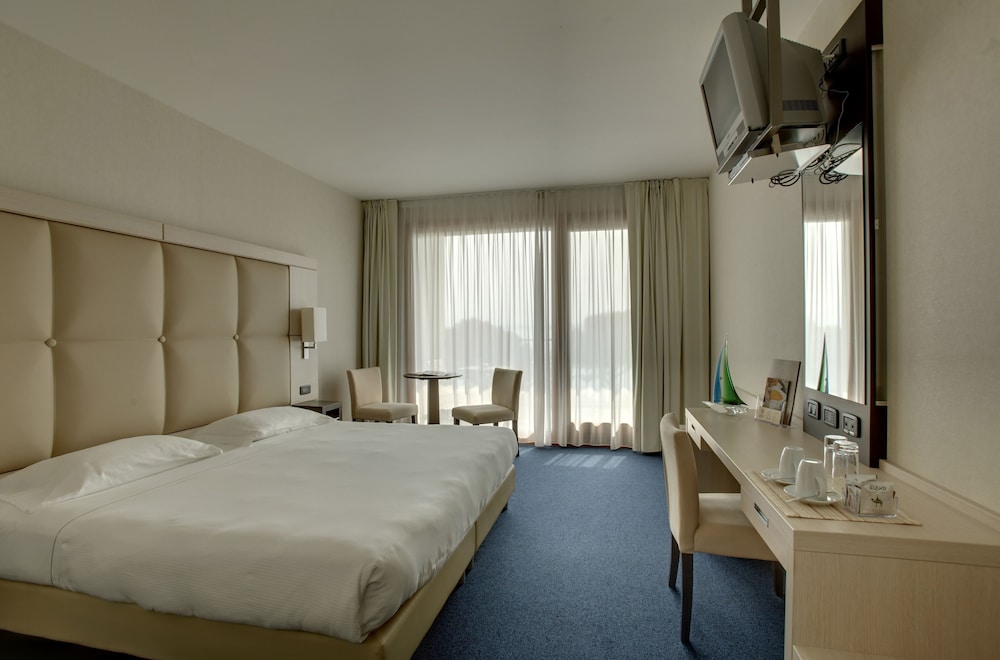 Royal Room - Photo 1