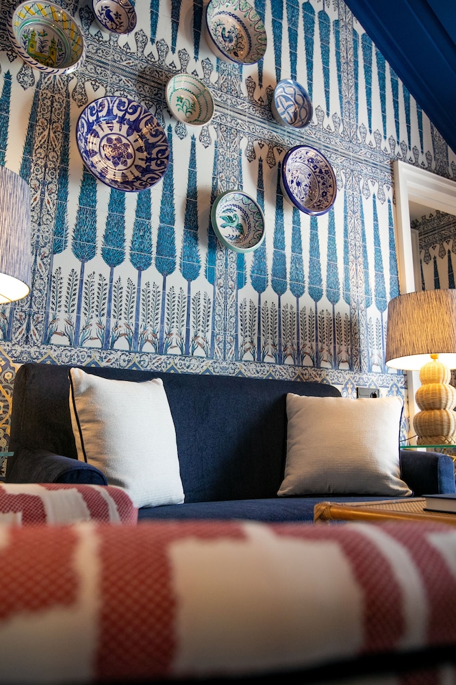 Luxury Suite - Photo 9