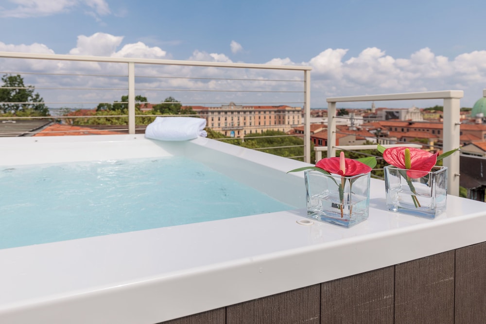 Executive Suite, 1 King Bed, Terrace thumbnail 6