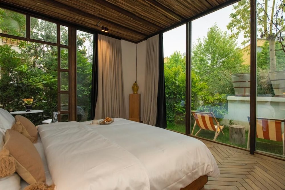 Business Room, Garden View