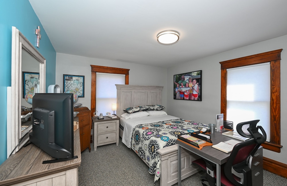 2.Anniebabe Room - Bedroom 2: Queen Bed, Non-Smoking