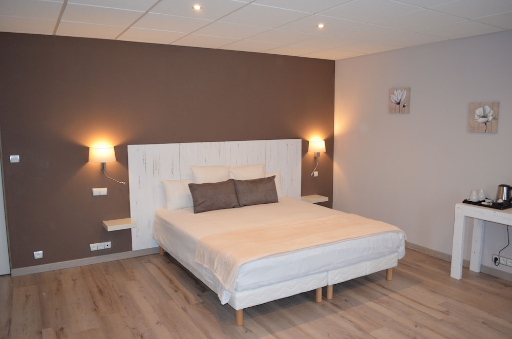 Superior Double Room, 1 King Bed, Balcony, Partial Lake View photo 1