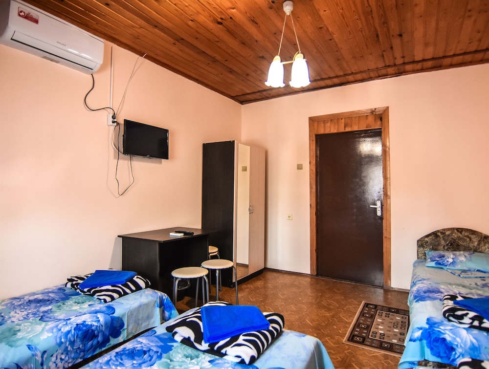 Economy Triple Room photo 2