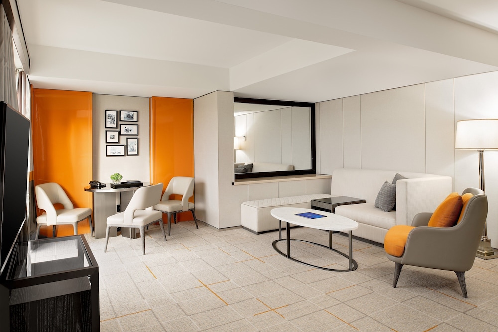 Suite, 1 King Bed with Sofa bed