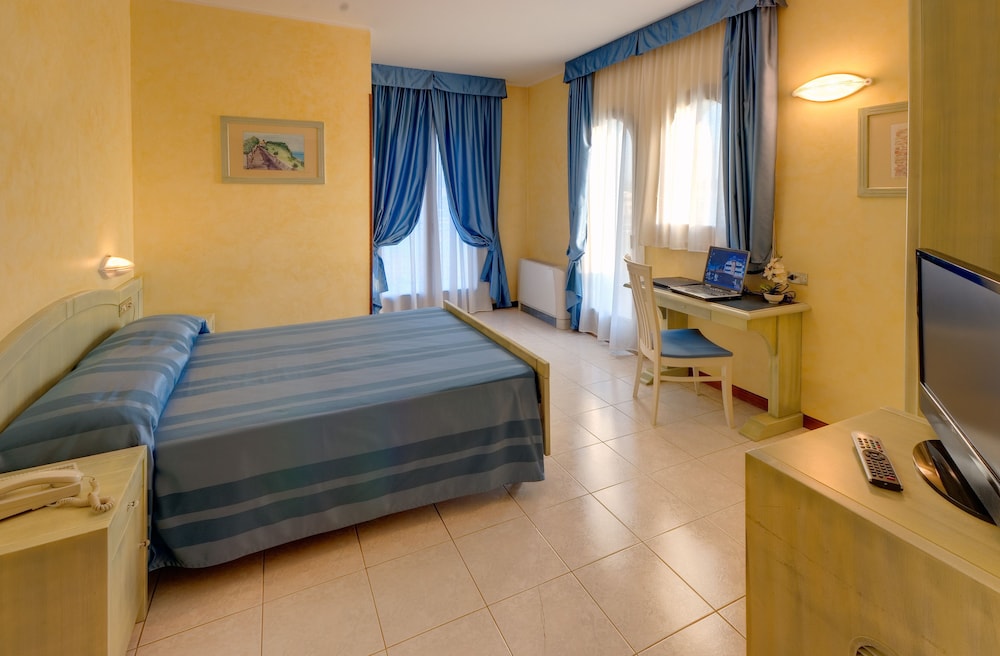 Business Double Room - Photo 1