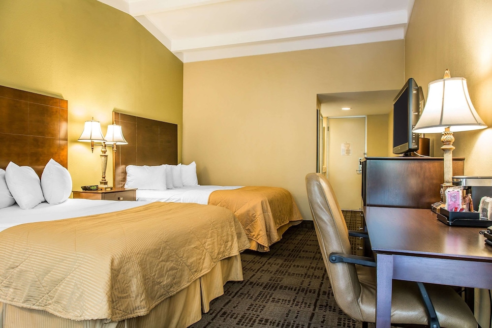 Standard Room, 2 Queen Beds, Non Smoking photo 1