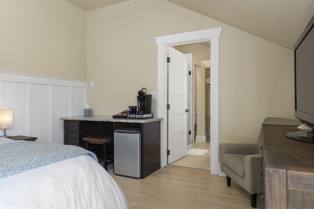 Comfort Room, 1 King Bed, City View photo 3