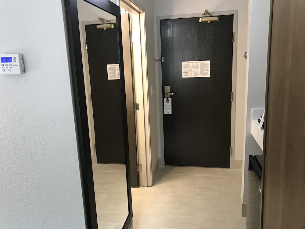 Standard Room, 1 King Bed (Walk-In Shower) - Photo 8