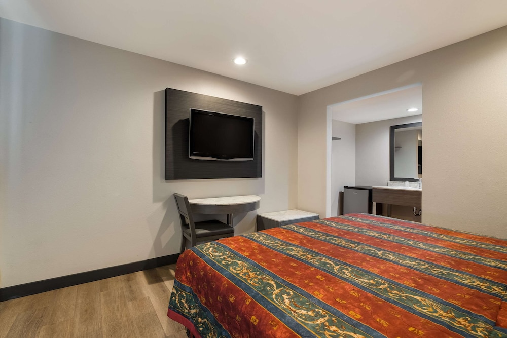 Standard Room, 1 King Bed, Non Smoking - Photo 2