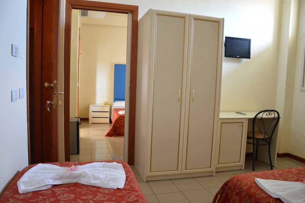 Family Room, Connecting Rooms