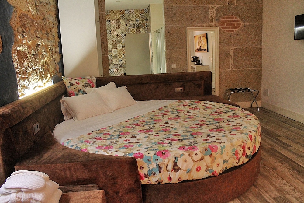 Deluxe Suite, Jetted Tub