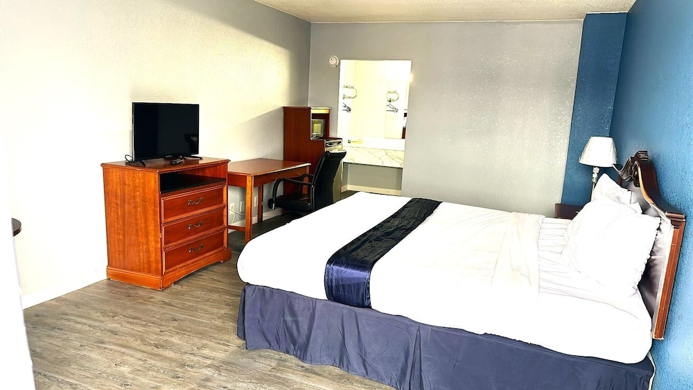 Room, 1 King Bed, Non Smoking - Photo 3