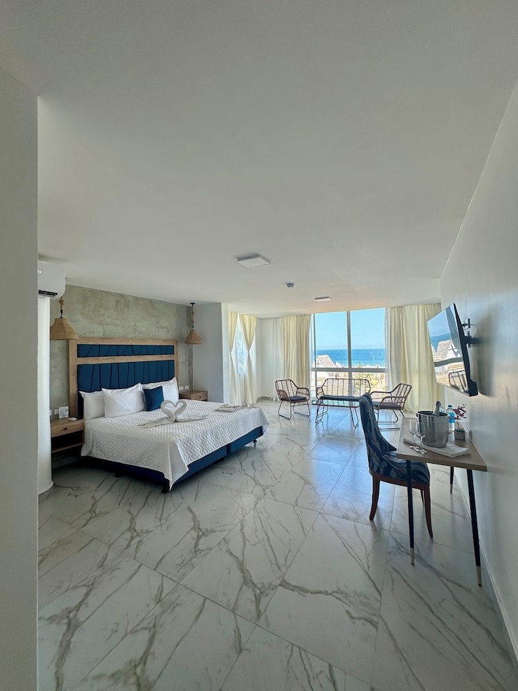 Deluxe Room, 1 King Bed, Beach View photo 1