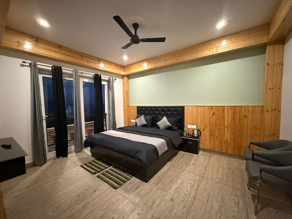 Deluxe Room, Balcony, Hill View photo 1
