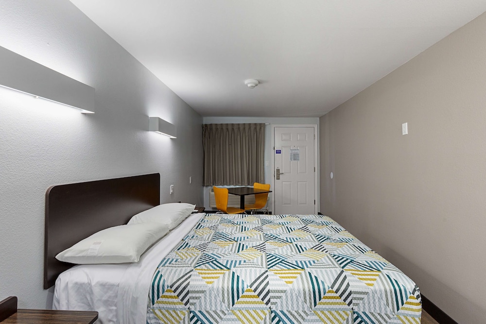 Standard Room, 1 Queen Bed, Non Smoking, Refrigerator & Microwave - Photo 5