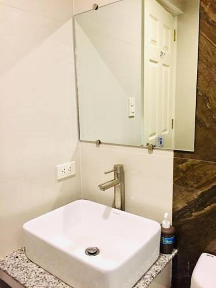 Premium Deluxe Room - Photo 8